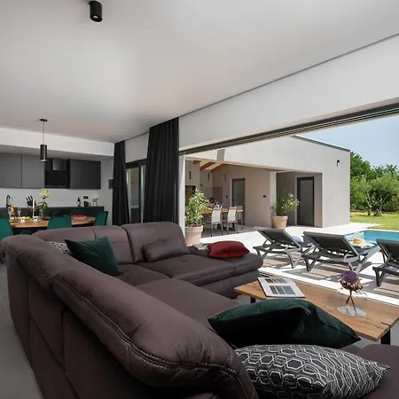 Marichi An Countryside Retreat With Pool And Sauna